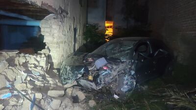 Evin duvarına çarpan otomobil hurdaya döndü: 1 ölü