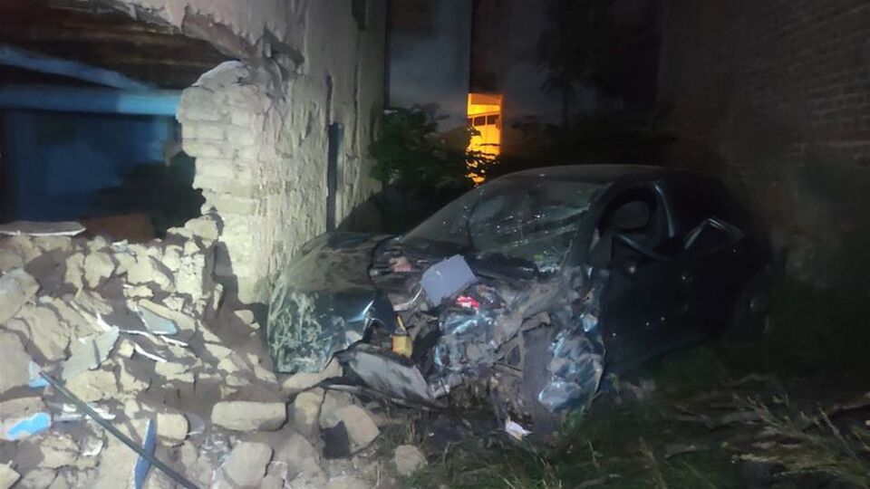 Evin duvarına çarpan otomobil hurdaya döndü: 1 ölü