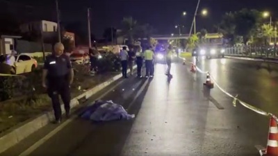 Antalya'da motosiklet, yayaya çarptı: 3 ölü