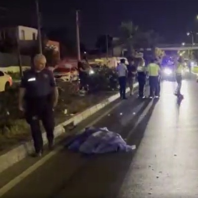 Antalya'da motosiklet, yayaya çarptı: 3 ölü