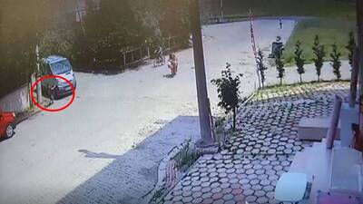 Erik attı diye kovalanan çocuğu başka araç ezdi!