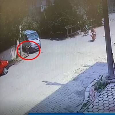 Erik attı diye kovalanan çocuğu başka araç ezdi!