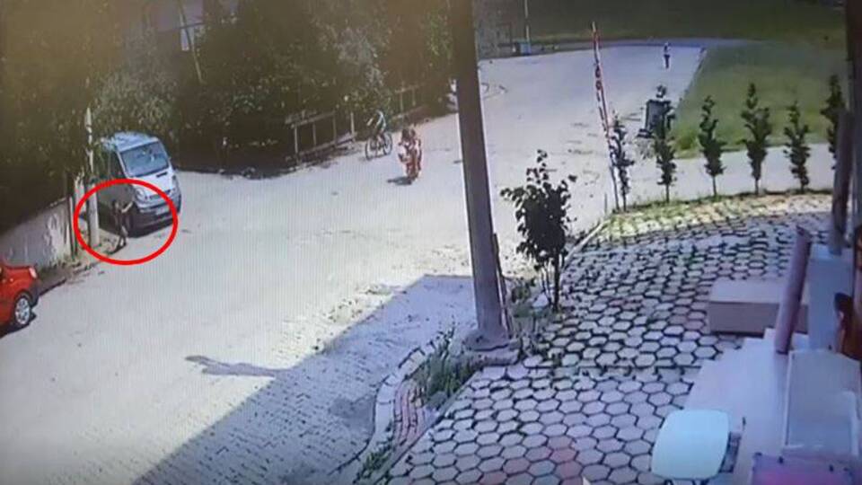 Erik attı diye kovalanan çocuğu başka araç ezdi!