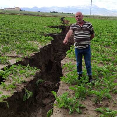 Şiddetli sağanak 2,5 kilometrelik yarık oluşturdu!