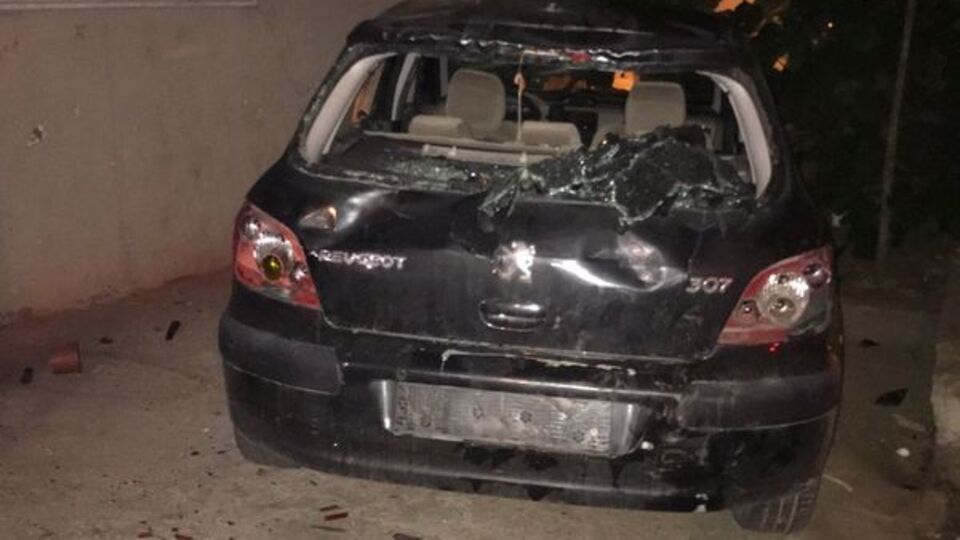 Sokak ortasında kayınbiraderinin arabasını parçaladı