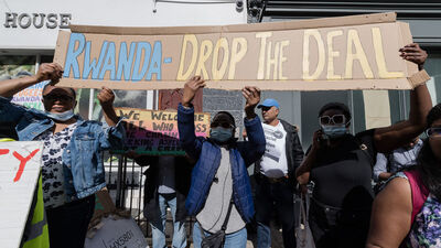 İngiltere'nin sığınmacıları Ruanda'ya göndereceği uçuş durduruldu