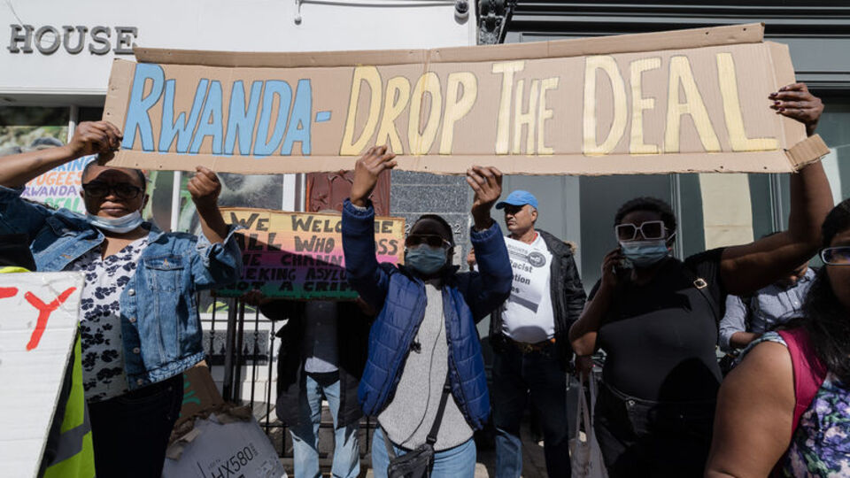 İngiltere'nin sığınmacıları Ruanda'ya göndereceği uçuş durduruldu