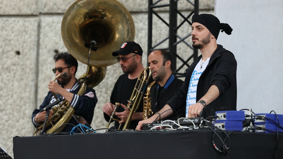Hey! Douglas 'Cuma İş Çıkışı' İzmir'de