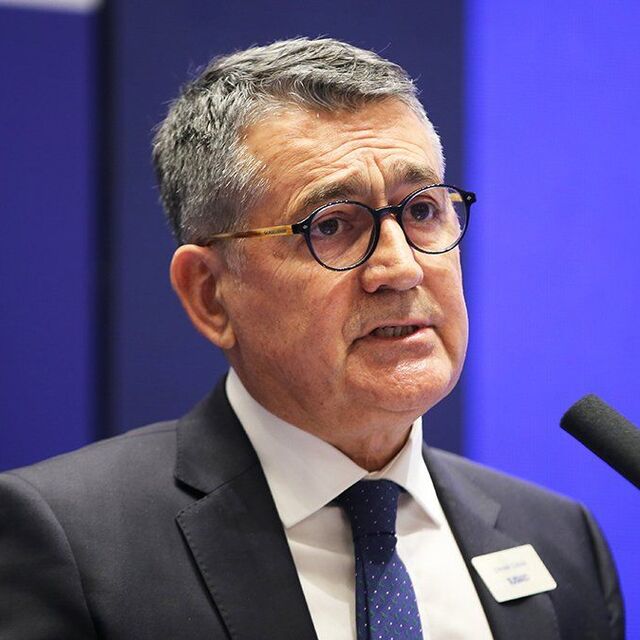 'Fakirleşerek büyüyoruz'