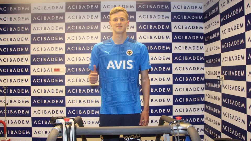 Fenerbahçe genç isimle imzaladı
