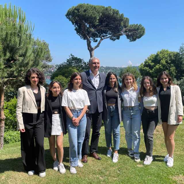 Mercedes'ten Boğaziçili kız öğrencilere burs