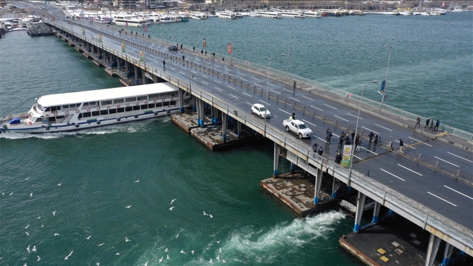 Atatürk Köprüsü 4 saatliğine trafiğe kapatıldı
