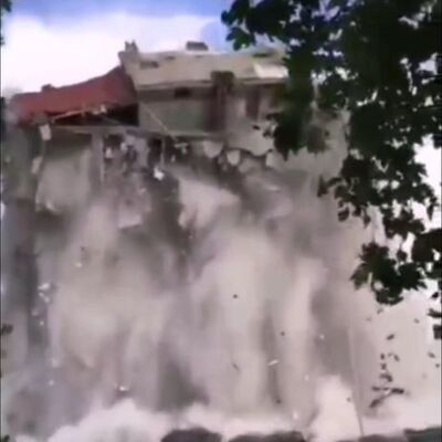 İzmir’de paniğe yol açan yıkım!