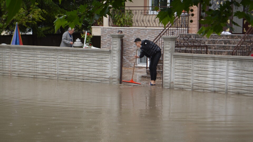 Kütahya'da sağanak esareti! Çok sayıda evi su bastı