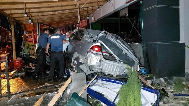 Samsun'da otomobil şarküteriye çarptı: 2 ölü