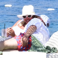 Öpücüklere boğdu