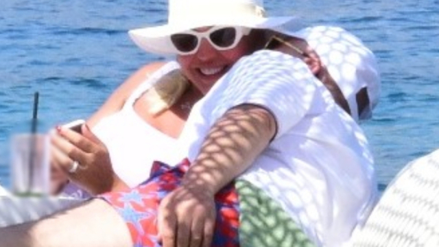 Öpücüklere boğdu