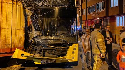 Kontrolden çıkan otobüs 17 araca çarptı