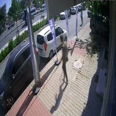 Kapağı kapatmak için aracından inince...