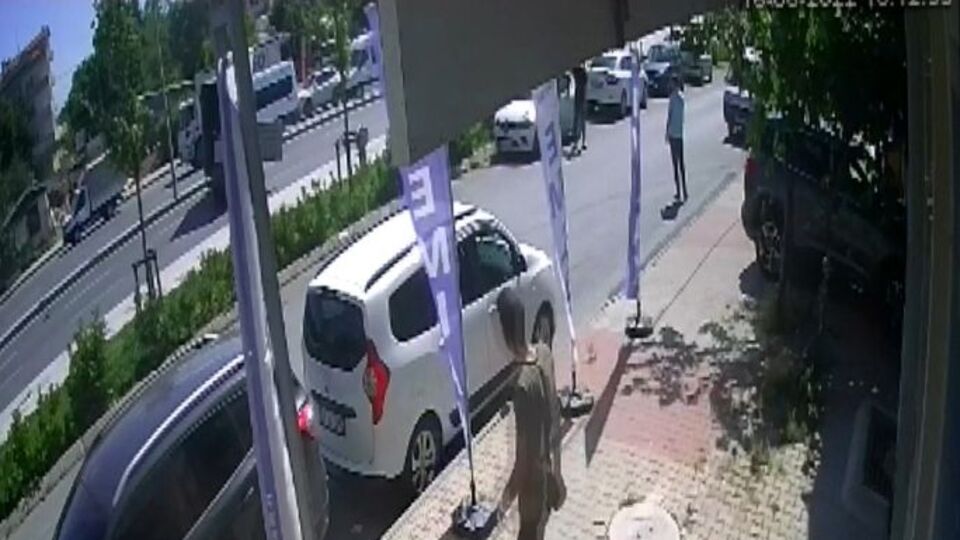 Kapağı kapatmak için aracından inince...