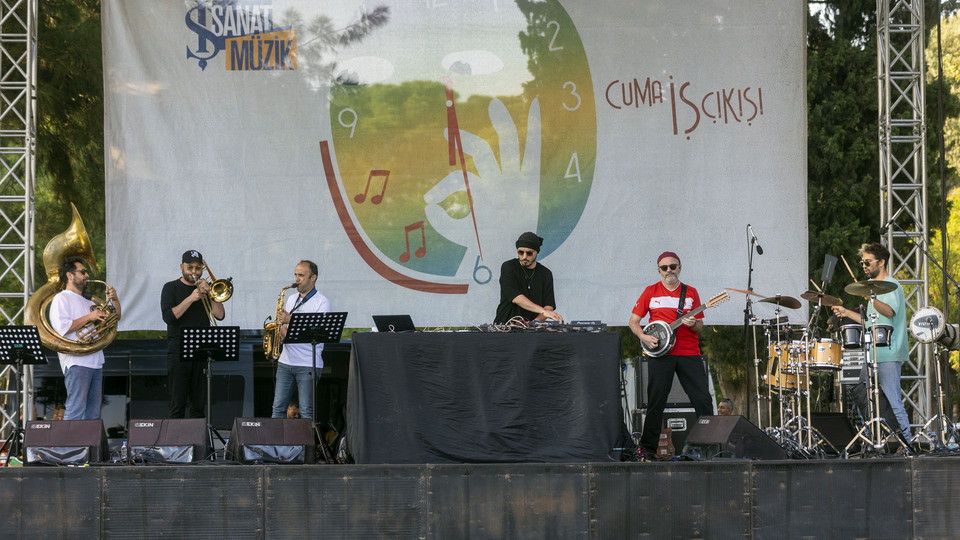 'Cuma İş Çıkışı' Hey! Douglas coşkusu