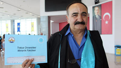 Afla döndüğü üniversiteden 40 yıl sonra mezun oldu