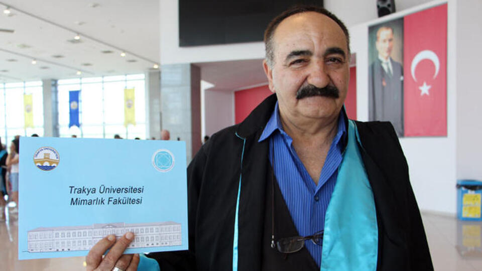 Afla döndüğü üniversiteden 40 yıl sonra mezun oldu