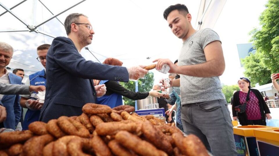 Bakan Kasapoğlu'ndan YKS'ye girenlere simit ve çay ikramı