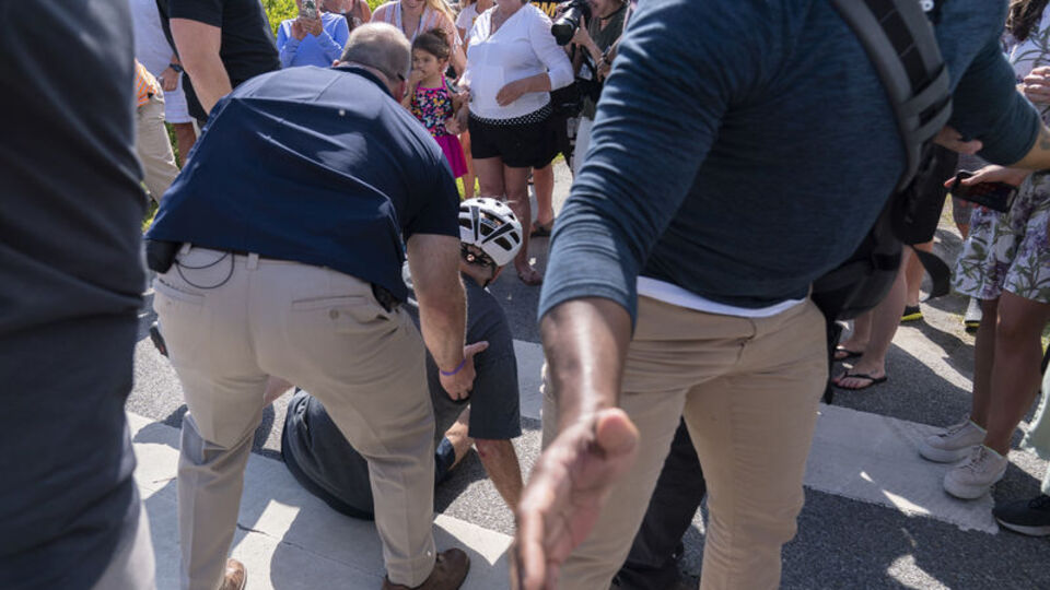 ABD Başkanı Biden bisikletten düştü