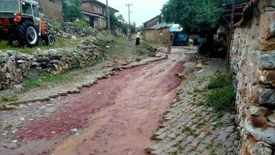 Kütahya'yı şiddetli yağış vurdu! Kaldırım taşları söküldü