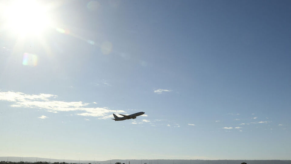 Hindistan'da kanadı alev alan yolcu uçağı acil iniş yaptı