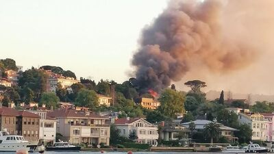 Üsküdar'da ahşap binada korkutan yangın
