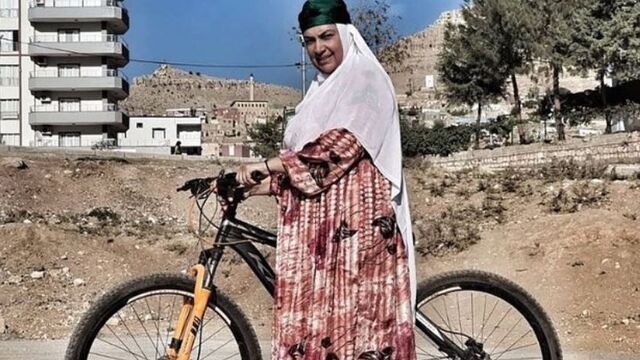 Yöresel kıyafetle bisiklet sürdü, ödül aldı