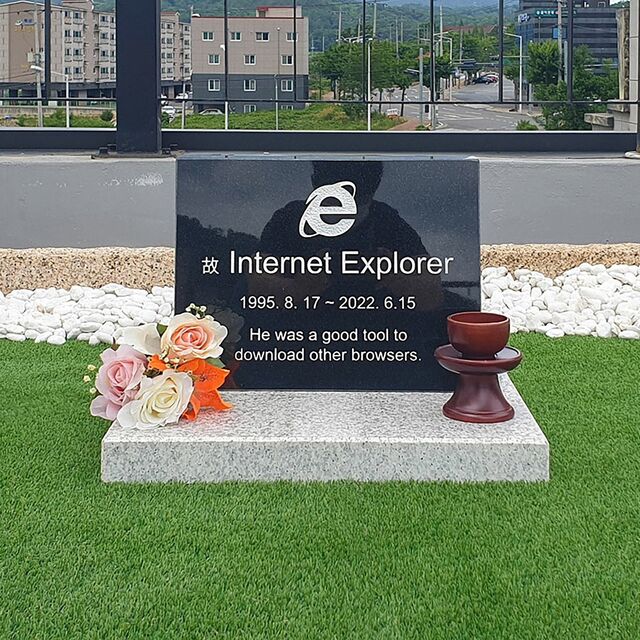 Internet Explorer için mezar taşı yaptırdı