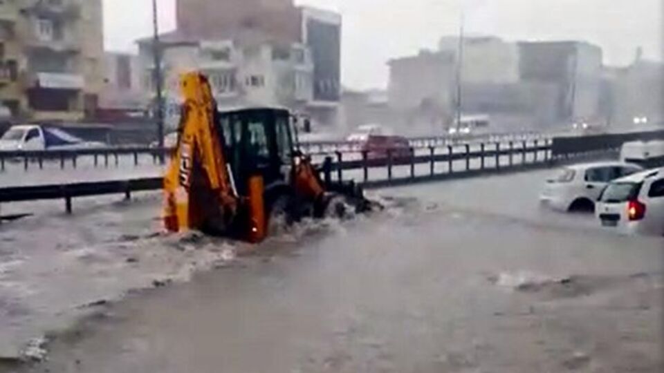 Kocaeli'de yoğun yağış sele döndü