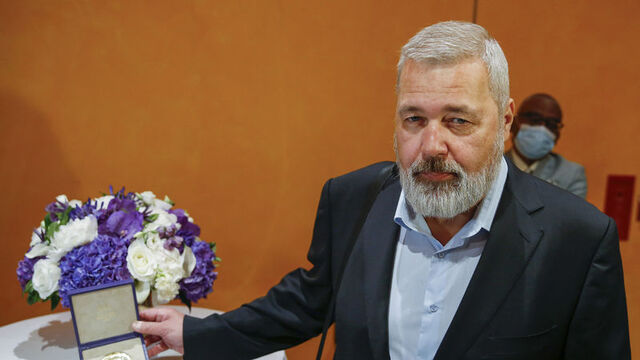 Rus gazeteci Nobel Ödülü'nü Ukrayna'ya destek için sattı