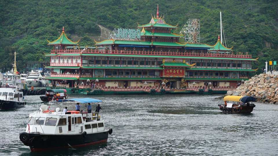 Hong Kong'un simgelerinden 'yüzen dev' battı