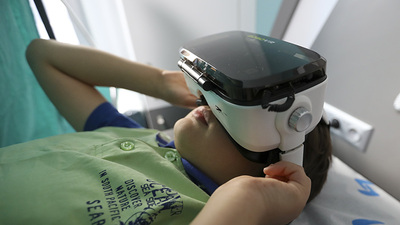 Sünnet korkusunu sanal gözlükle çizgi film izleyerek yendiler