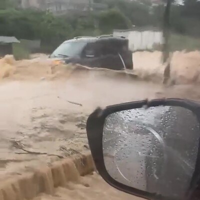 Düzce'de sel suları karayolunu yuttu!