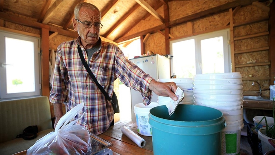 Dalından topluyor, parasını kulübeye bırakıyorlar