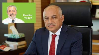 Masasındaki dosya kabarık