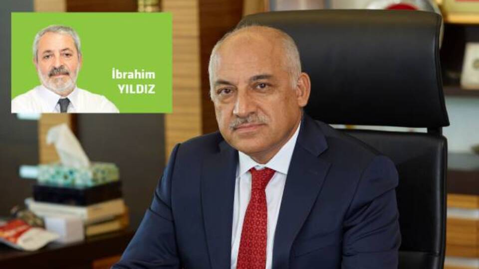 Masasındaki dosya kabarık