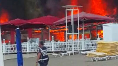 Plaj işletmesi yandı, yüzenlerin umurunda olmadı