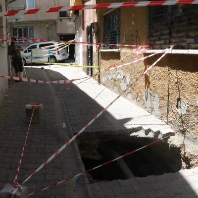 Çöken yolun altından tarih çıktı!