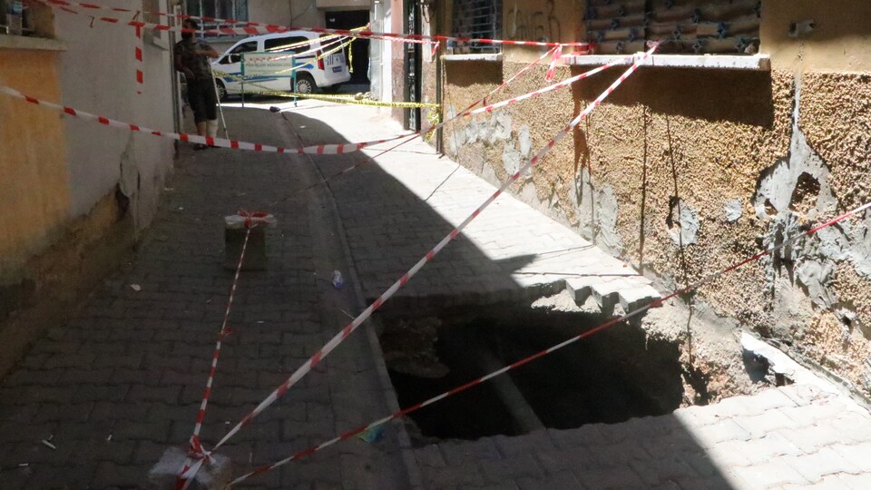 Çöken yolun altından tarih çıktı!