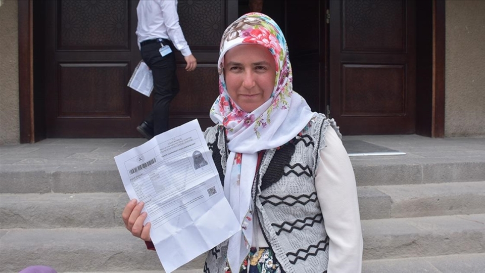 32 yıl sonra nüfus cüzdanı sahibi oldu