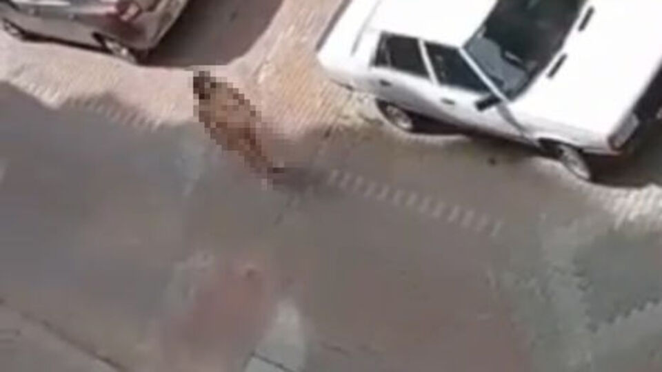 Sokakta çıplak bekledi