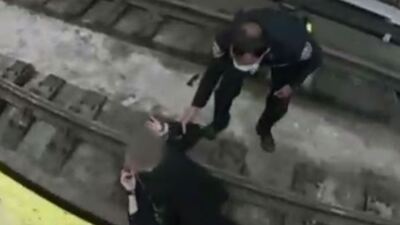 25 yaşındaki kadın fenalaşıp metro raylarına düştü