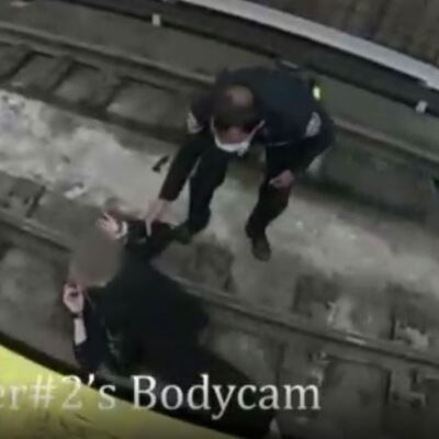 25 yaşındaki kadın fenalaşıp metro raylarına düştü