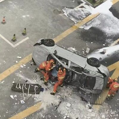 Çin'de elektrikli araç 3. kattan düştü: 2 ölü